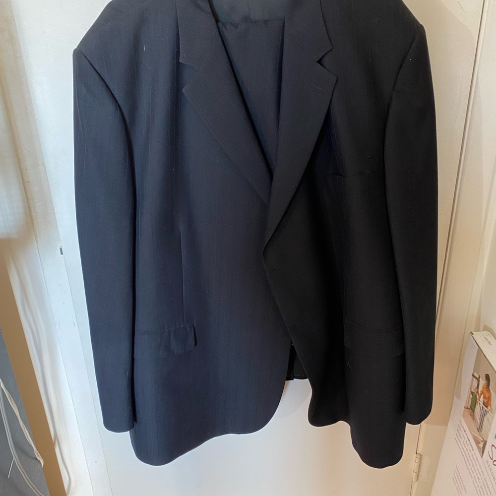 Simple navy blue suit size 56 long.